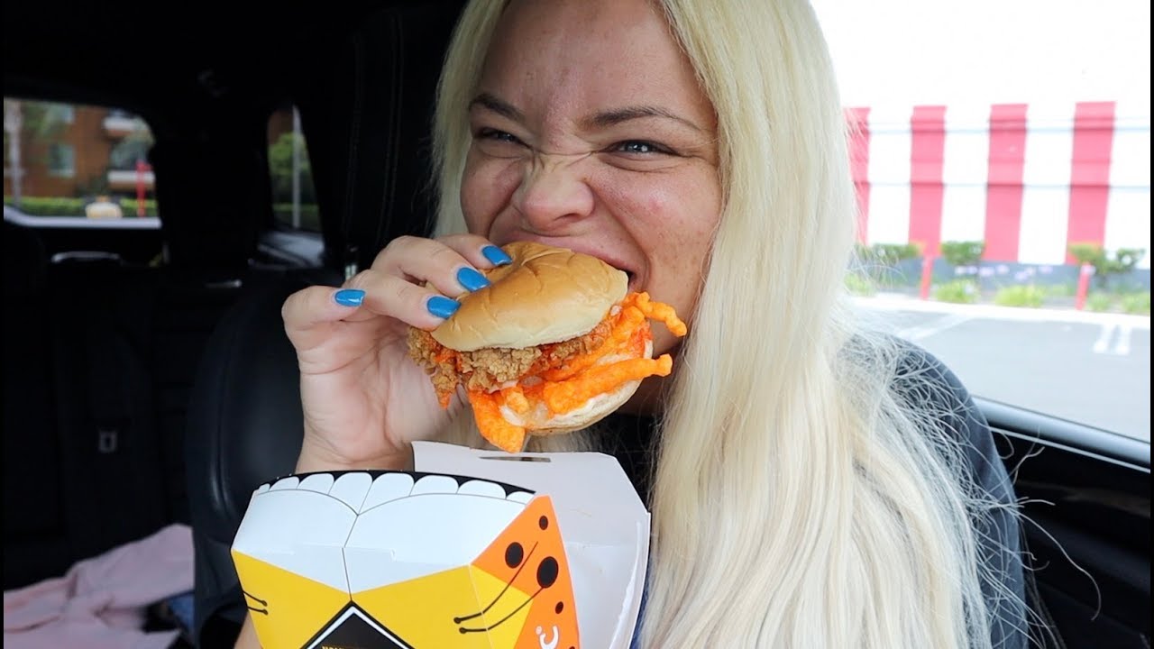TRYING KFC'S NEW CHEETOS CHICKEN SANDWICH!
