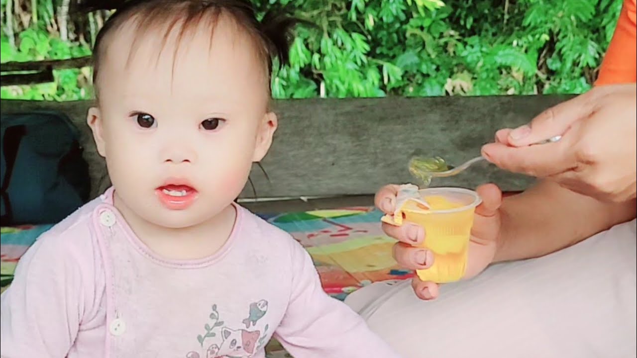 The difficult life of a single mother and child every day