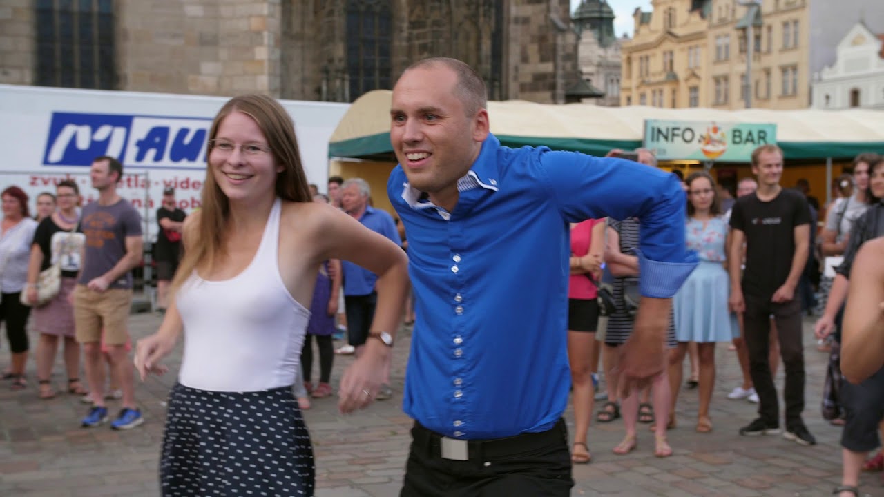 Flashmob salsa hip hop Pharell Williams Freedom in Pilsen