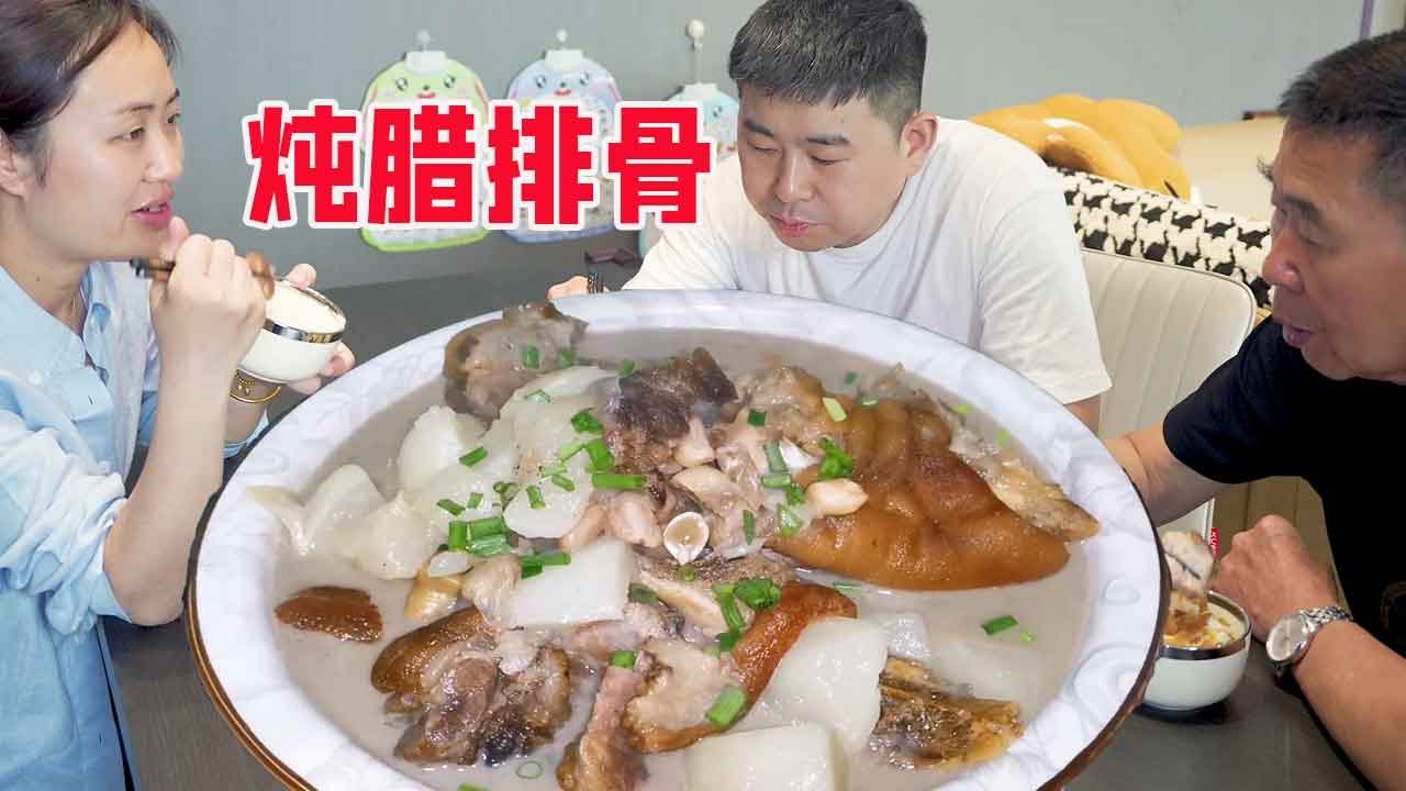 【超小厨】媳妇逛菜市场买家人爱吃的菜，小伙做个炖腊猪蹄，这大肉啃得太香了！