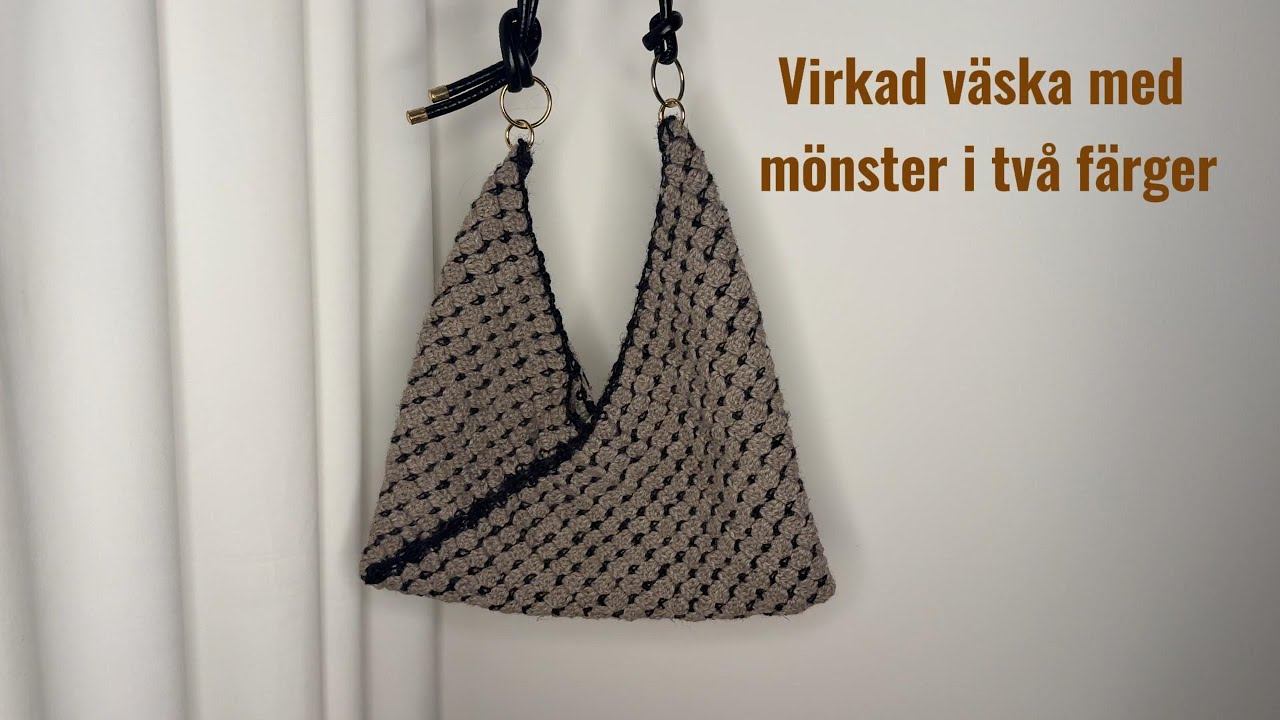 Virkad väska med enkelt mönster i två färger.