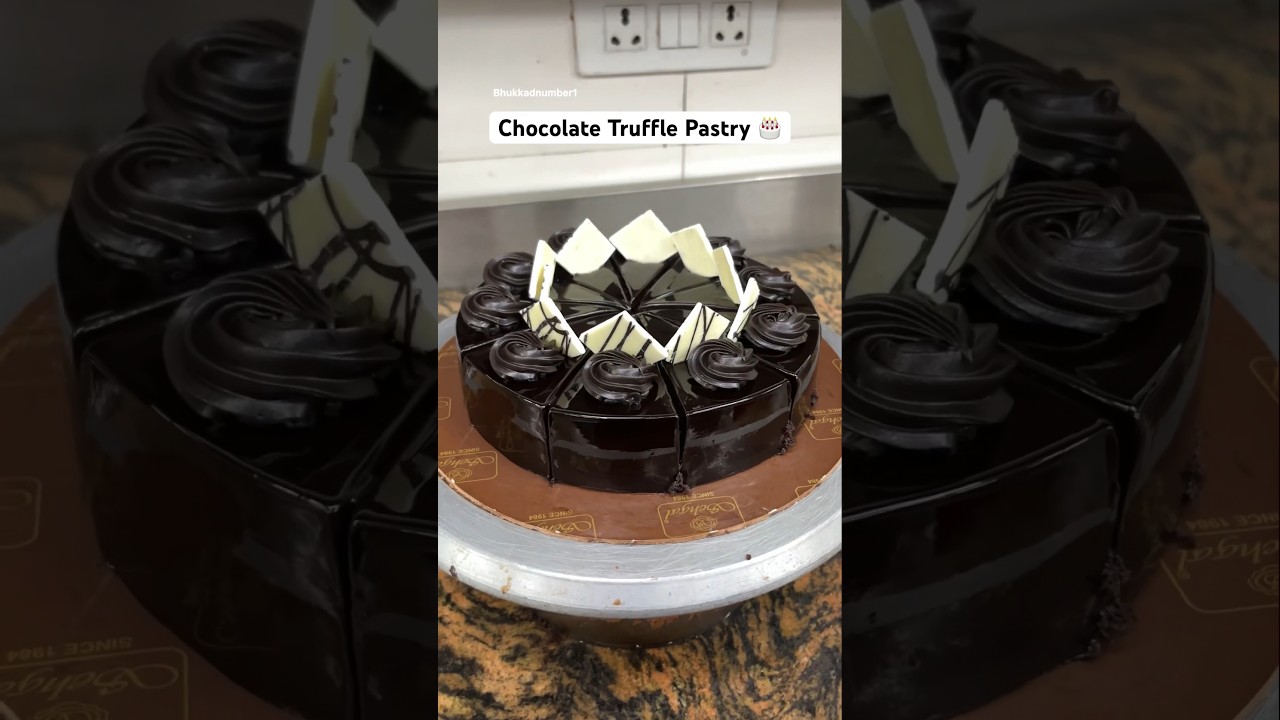 Chocolate Truffle Pastry 🍰 #youtubeshort #viralshorts #trendingshortsvideo #cakes #mumbai #delhi