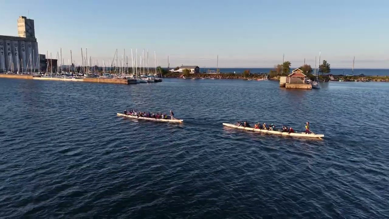Collingwood Paddling Club dragon boat team practice in Collingwood harbour / 加拿大龍舟