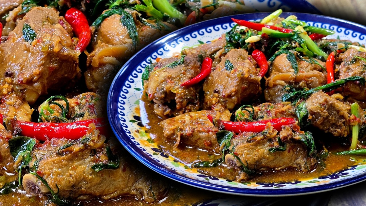แกงอ่อมซีกโครงหมู เปื่อยนุ่มหอมพริกแกง หอมสมุนไพรไทย