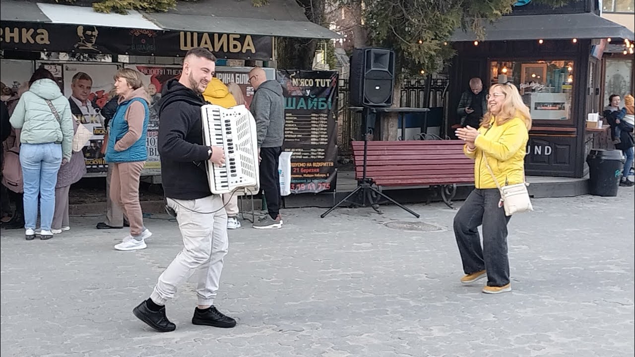 Ноги самі просяться в танок! Віртуоз Дякунчак грає на акордеоні у Трускавці 