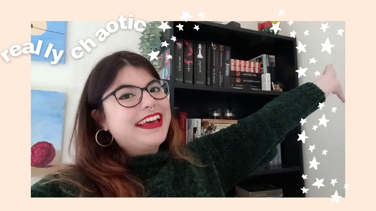 Ένα αρκετά χαοτικό Bookshelf Tour! + GIVEAWAY