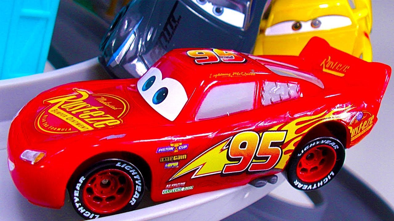 DISNEY CARS 3 PISTON CUP MOTORIZED GARAGE Crashes Smashes Fun