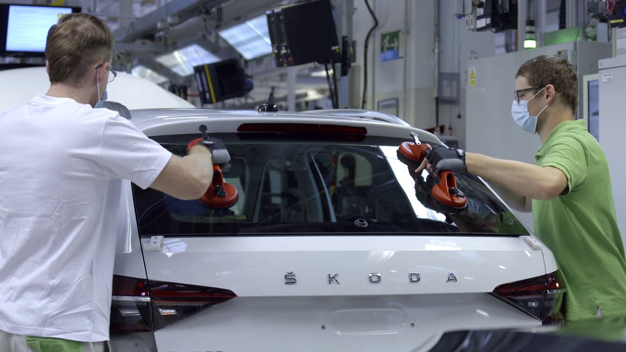 Production at the &Scaron;koda Auto Kvasiny Plant - footage
