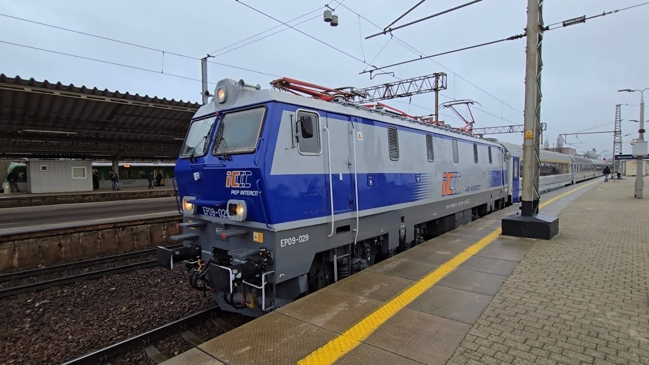 Pociąg IC 6128 - MICKIEWICZ wyrusza z Warszawy Wschodniej .