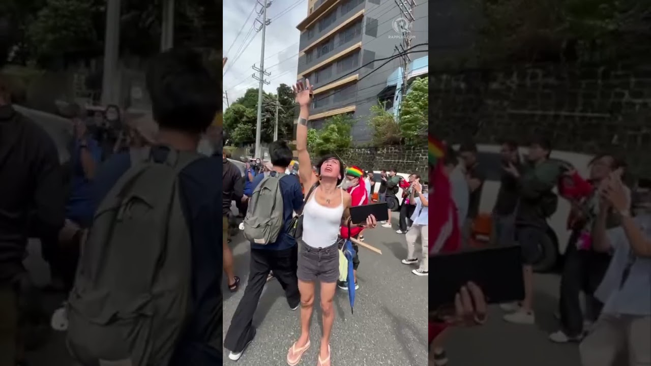 Strong winds destroyed the protesters' Marcos effigy before it could be burned