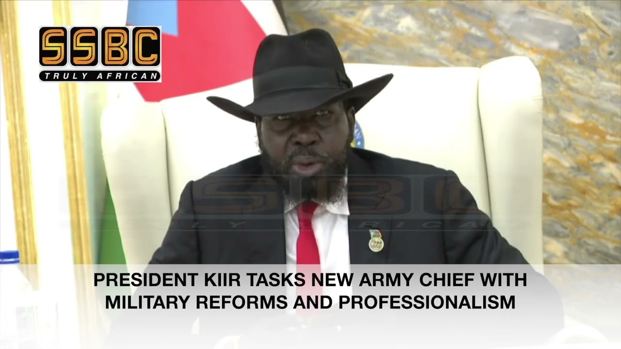 Президент Сальва Киир Маярдит руководит назначенным главнокомандующим силами обороны доктором Пол...