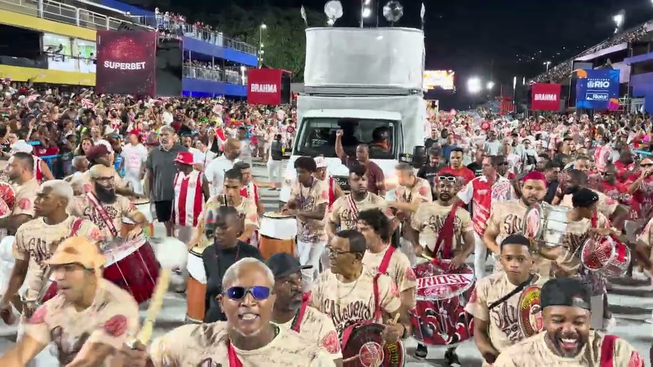 Bateria do Salgueiro no ensaio técnico e teste de luz/som na Sapucaí para o carnaval 2025
