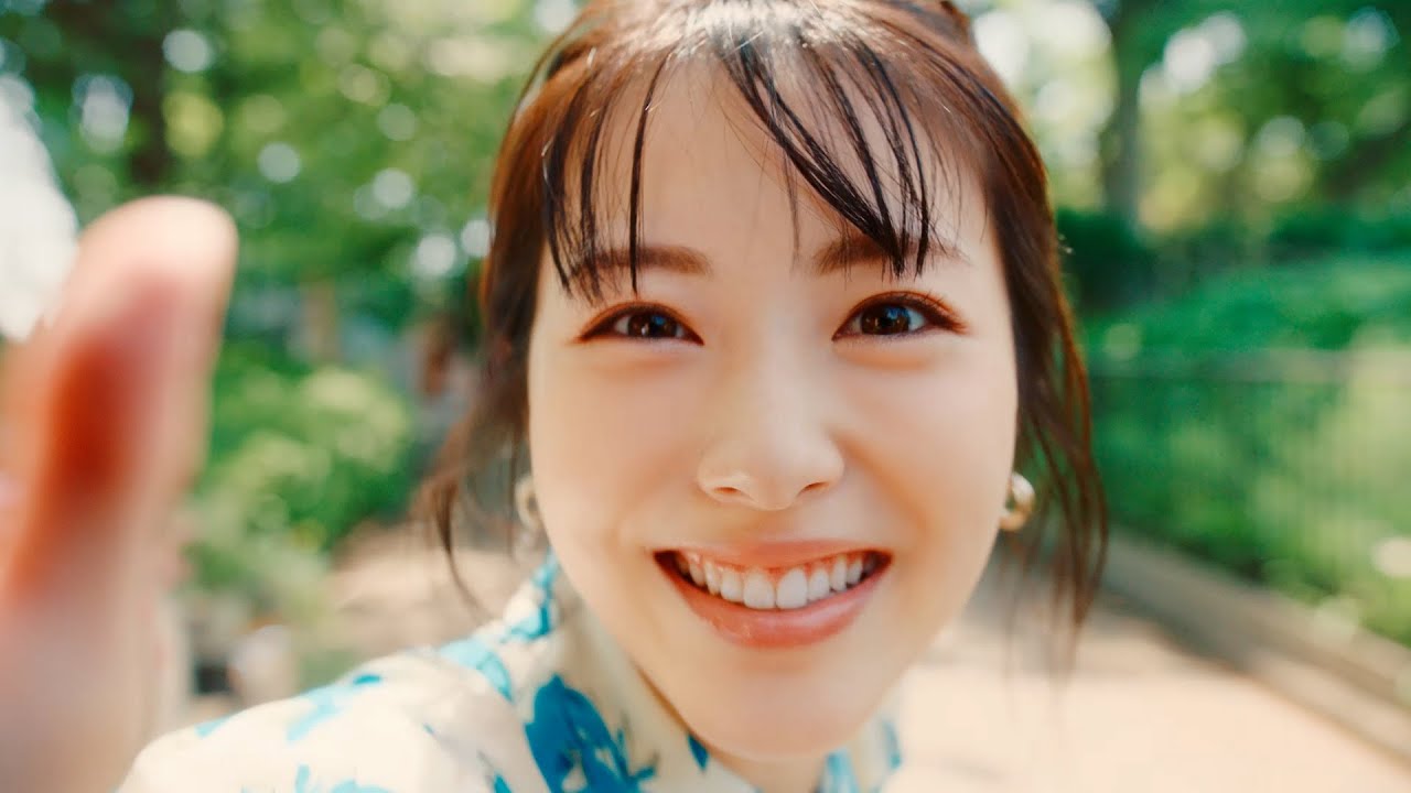 浜辺美波、カメラ目線でハイテンションにひと言！爽やかワンピースにルンルン気分　ロッテチューインガム新TVCM『ACUO 今日は誰に会いに行く？』篇