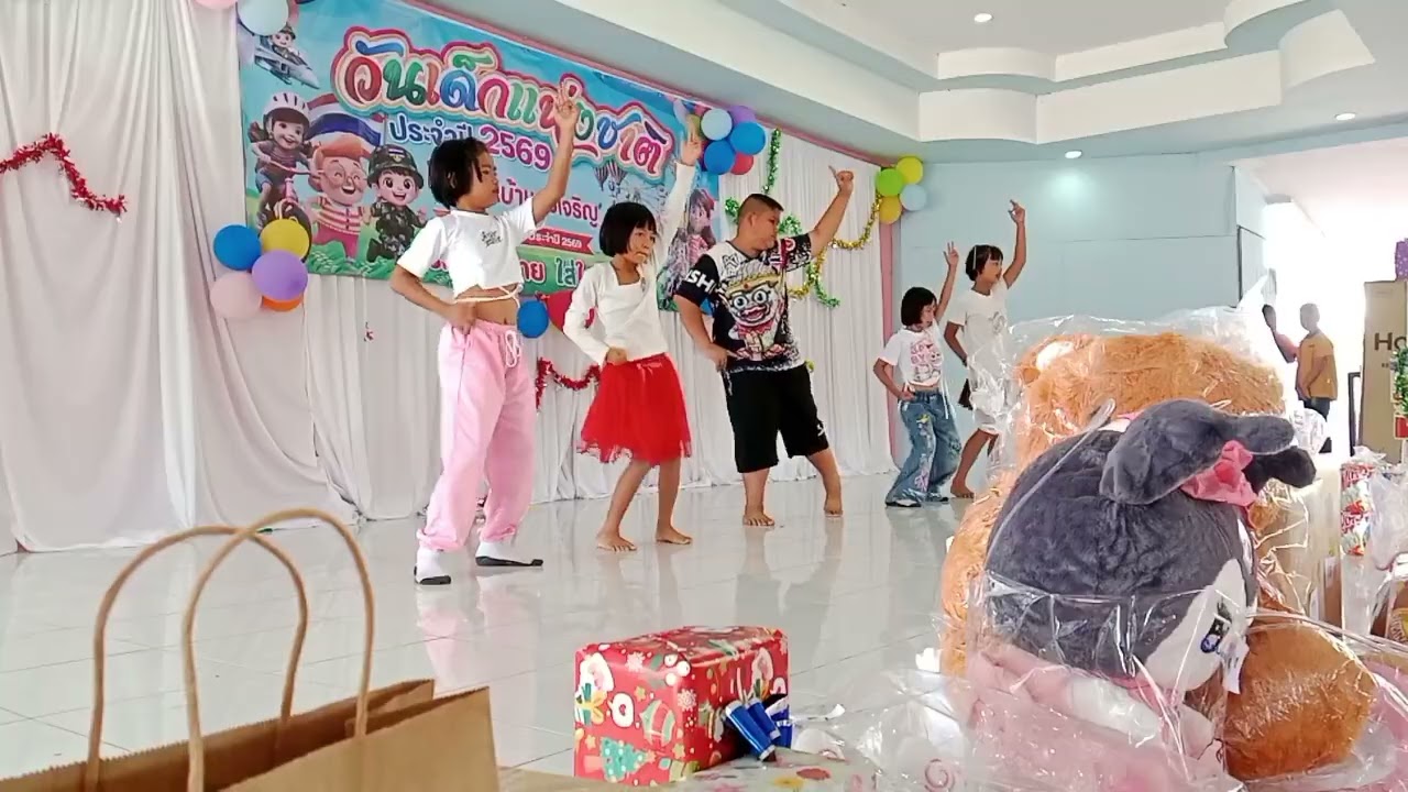 หลานสาวเต้นงานวันเด็ก