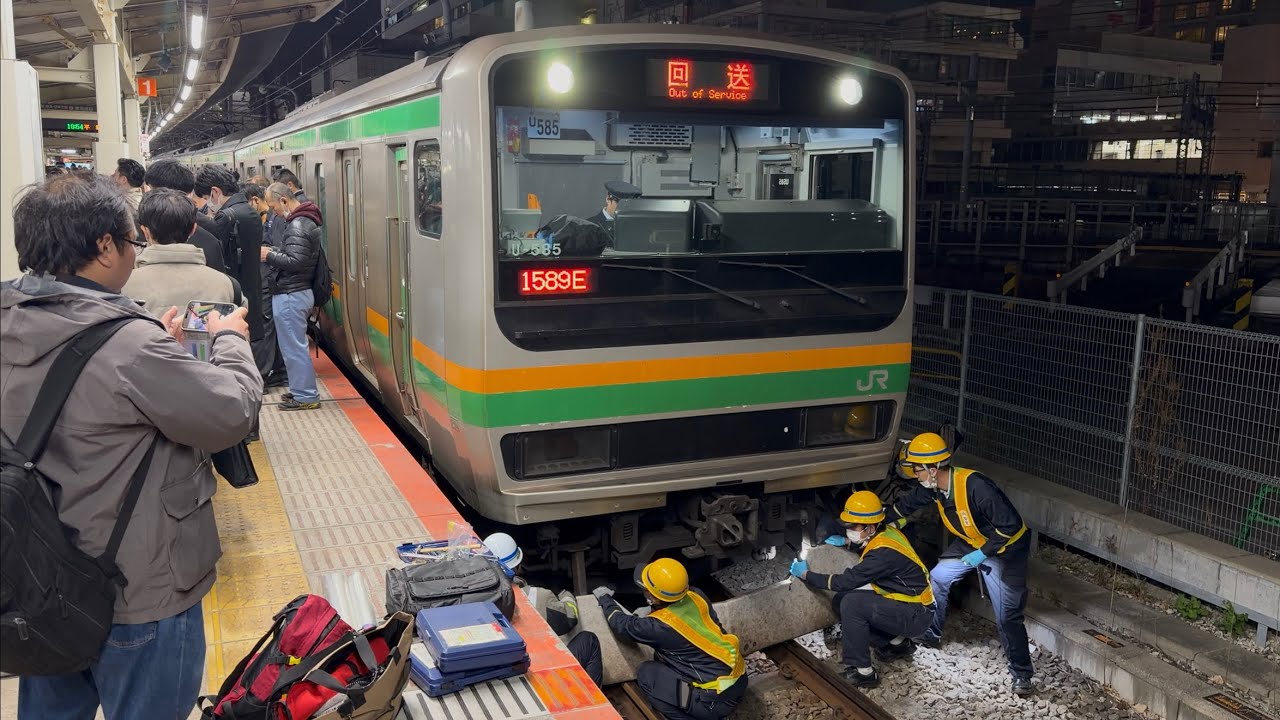 【4K高画質】【衝撃映像】JR東海道線品川〜川崎駅間人身事故当該列車となったE231系1000番台ﾔﾏU-585編成の歪んだスカートが横浜駅5番線で撤去されるシーン（2026.3.9.18:56）