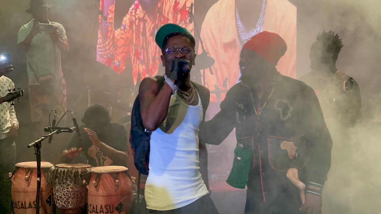 Dancehall King Shatta Wale finally makes peace with Blakk Rasta as he storms stage to support him