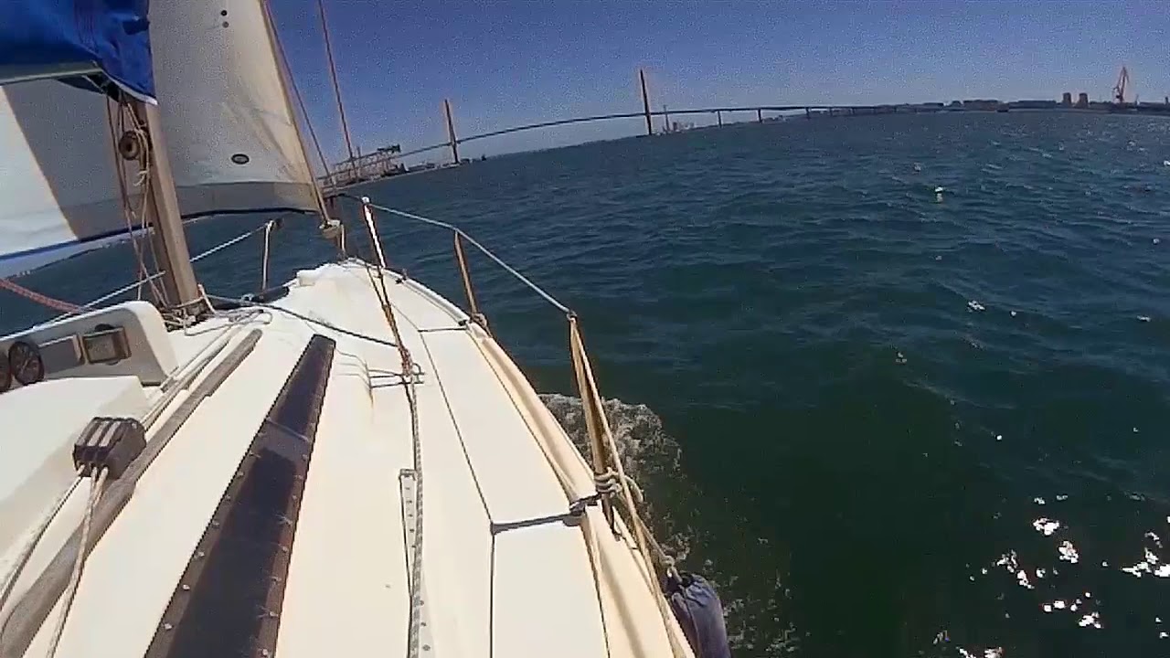 velero jouet 24 en la bahia de cadiz