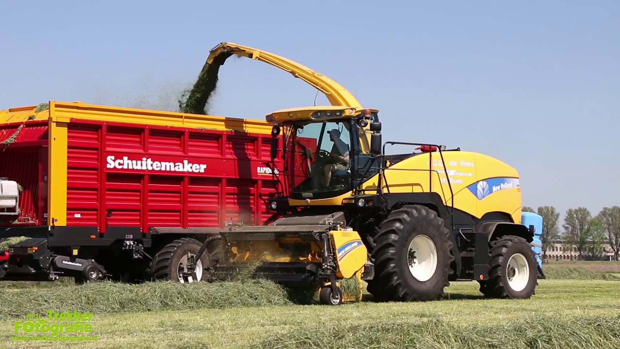 Loonbedrijf GD de Vries aan het gras hakselen