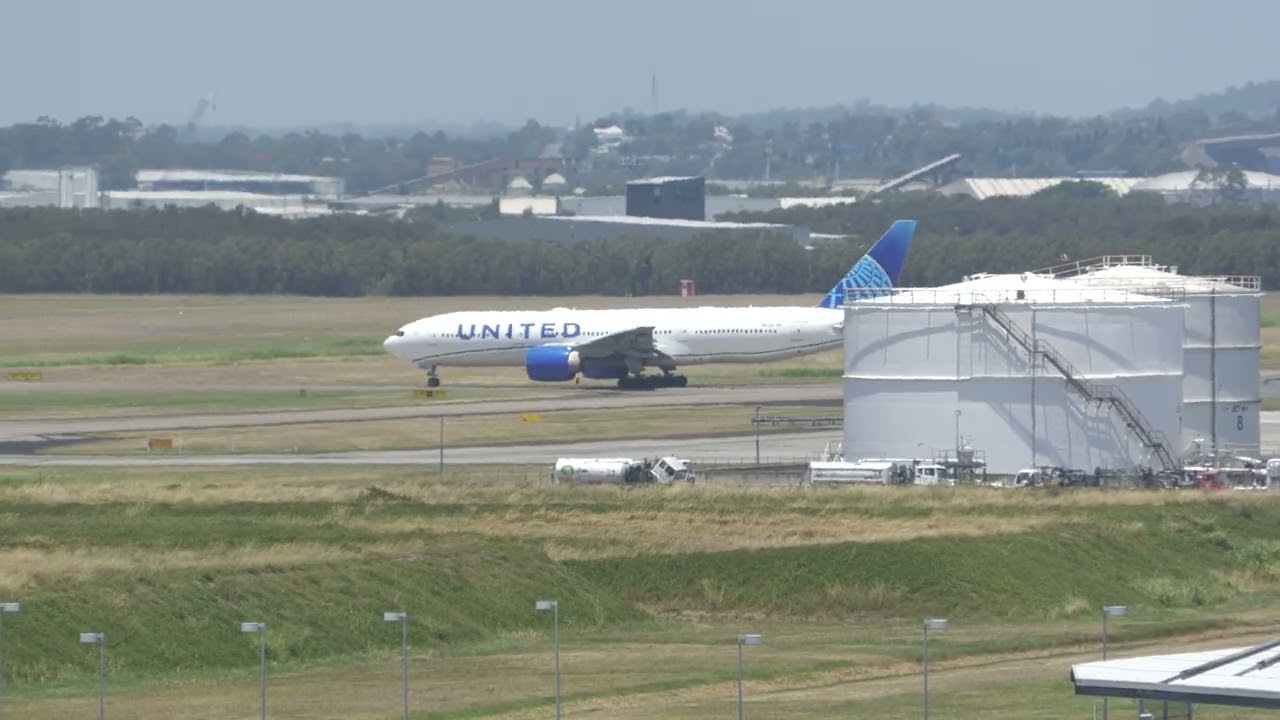 United Airlines UA97 Boeing 777-200 N57016 BNE-SFO take off at Brisbane Airport (BNE/YBBN)