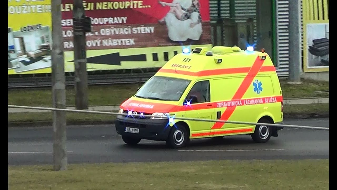 Czech ambulance responding through roundabout | RZP 131 ZZS UK [2.2014]