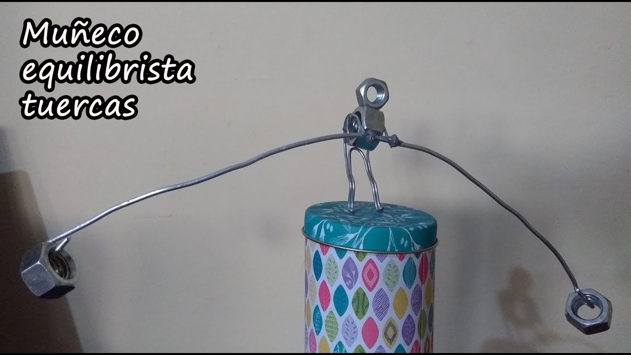 Equilibrista de metal con tuercas y alambre