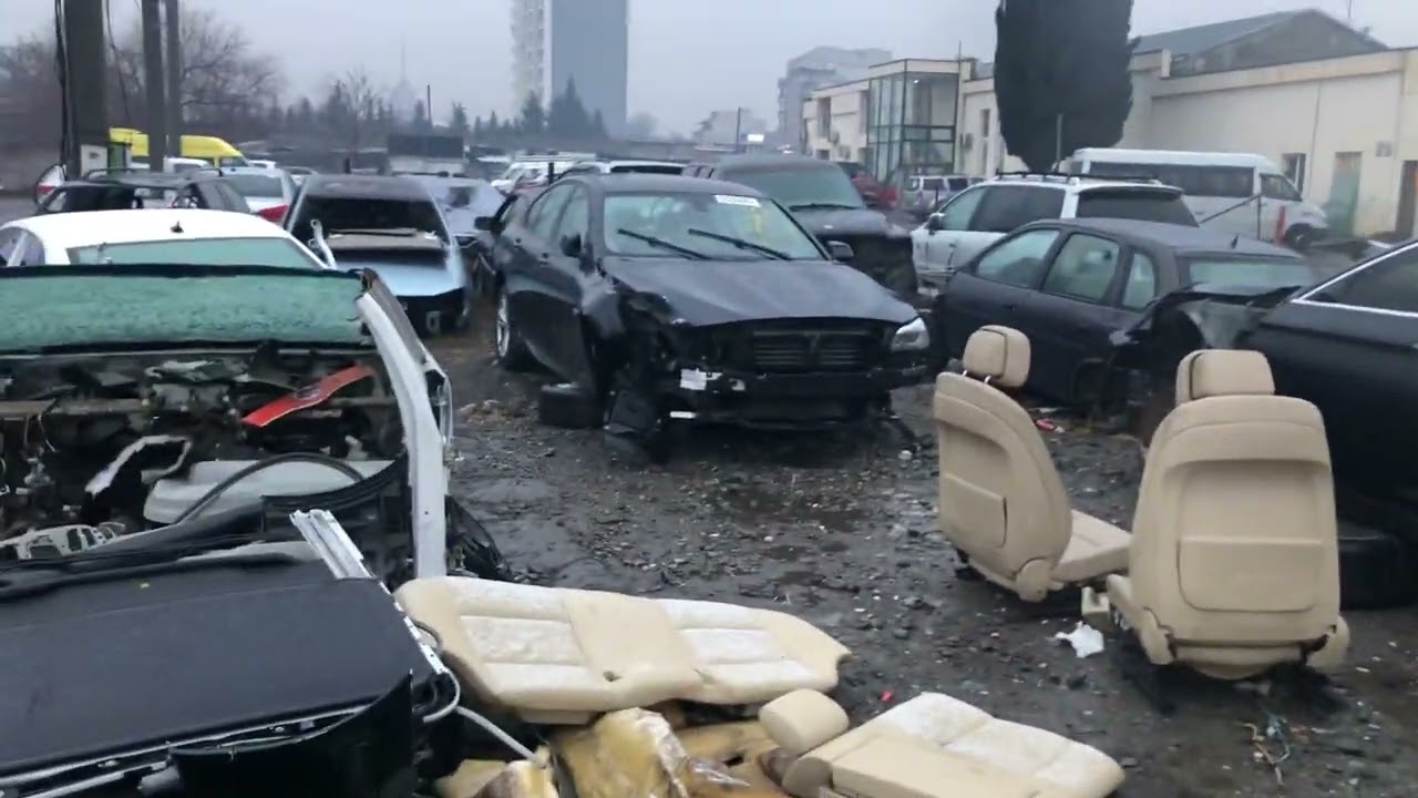 Авторазборка в Грузии: запустение, машин много, пилим - разбираем - отправляем.