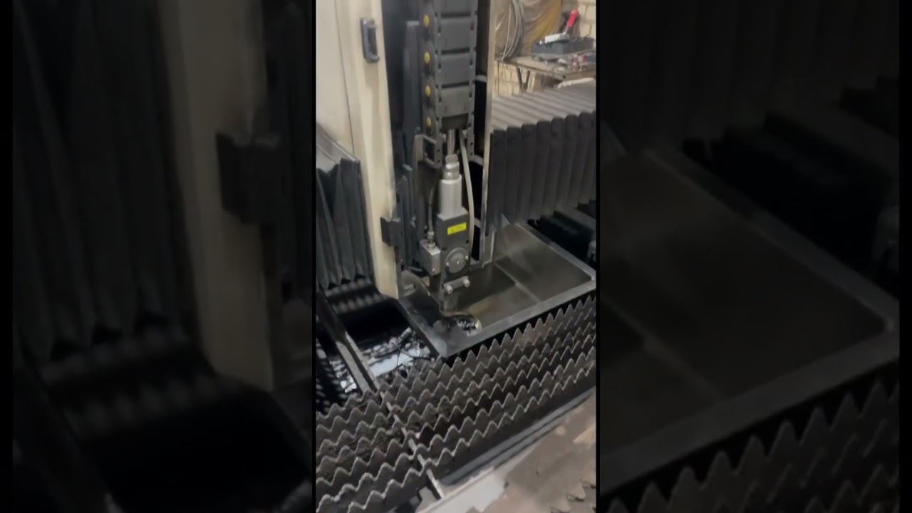 Производство , виріз отвору під змішувач або дозатор. Якістна мийка з нержавійки ASIL AS 3069