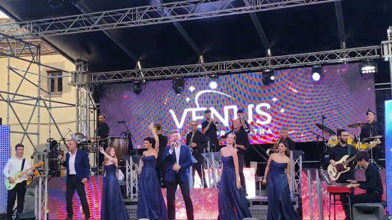 Sweet Caroline de Neil Diamond | Orquestra Venus, agost de 2025 a Olost | 4K