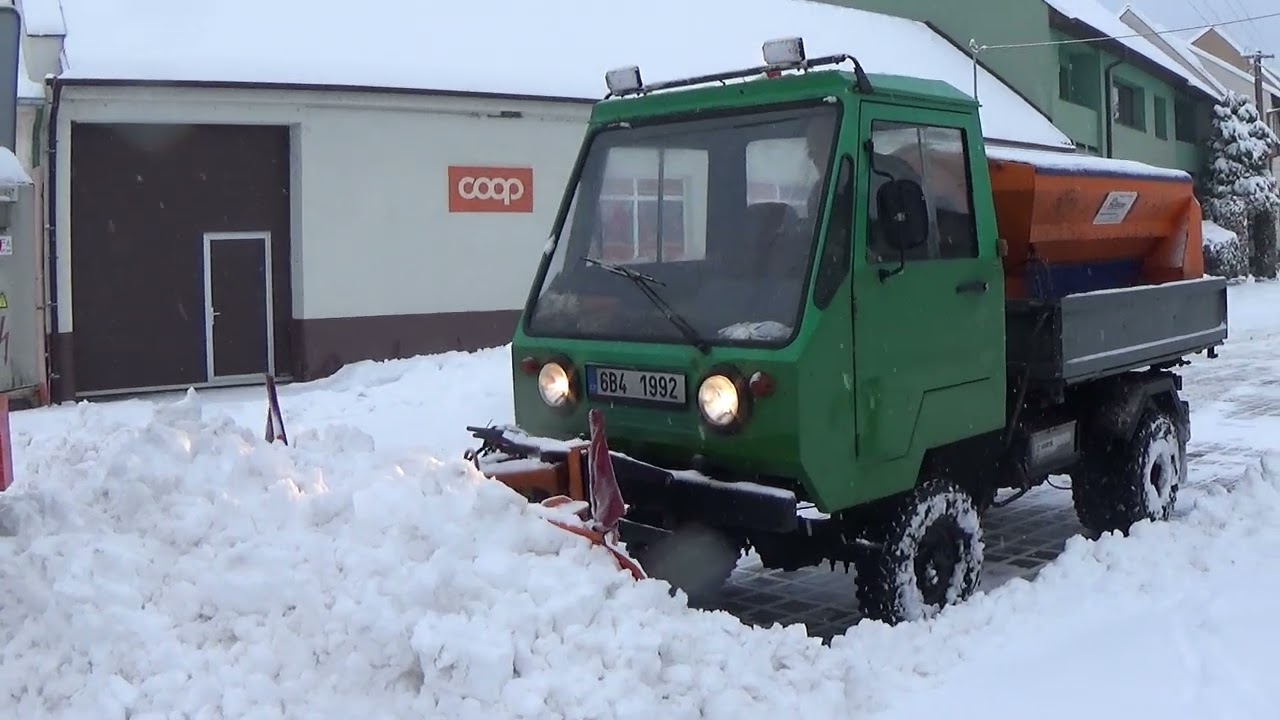 Odhrnování sněhu Zetorem, Multikárou, bobkem, malotraktorem, vysokozdvihem... když je to horký léto!