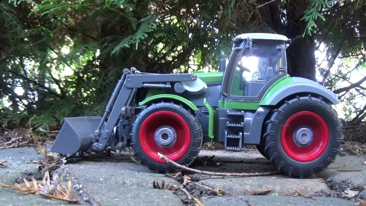 8 /13   RC TRACTOR DODO FARM collects scrap metal in the garden