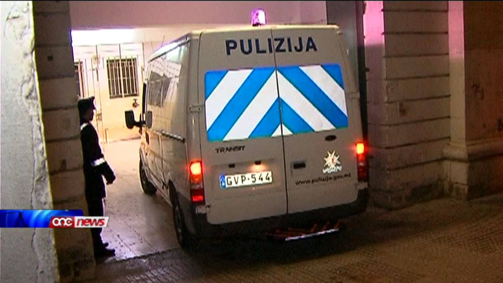 Rat il-qtil jseħħ quddiem għajnejha.