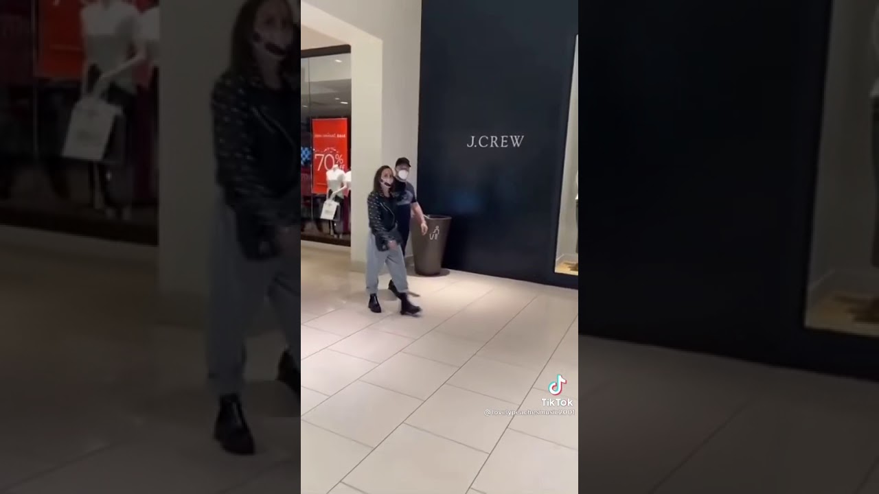 Lovely peaches screaming at random people