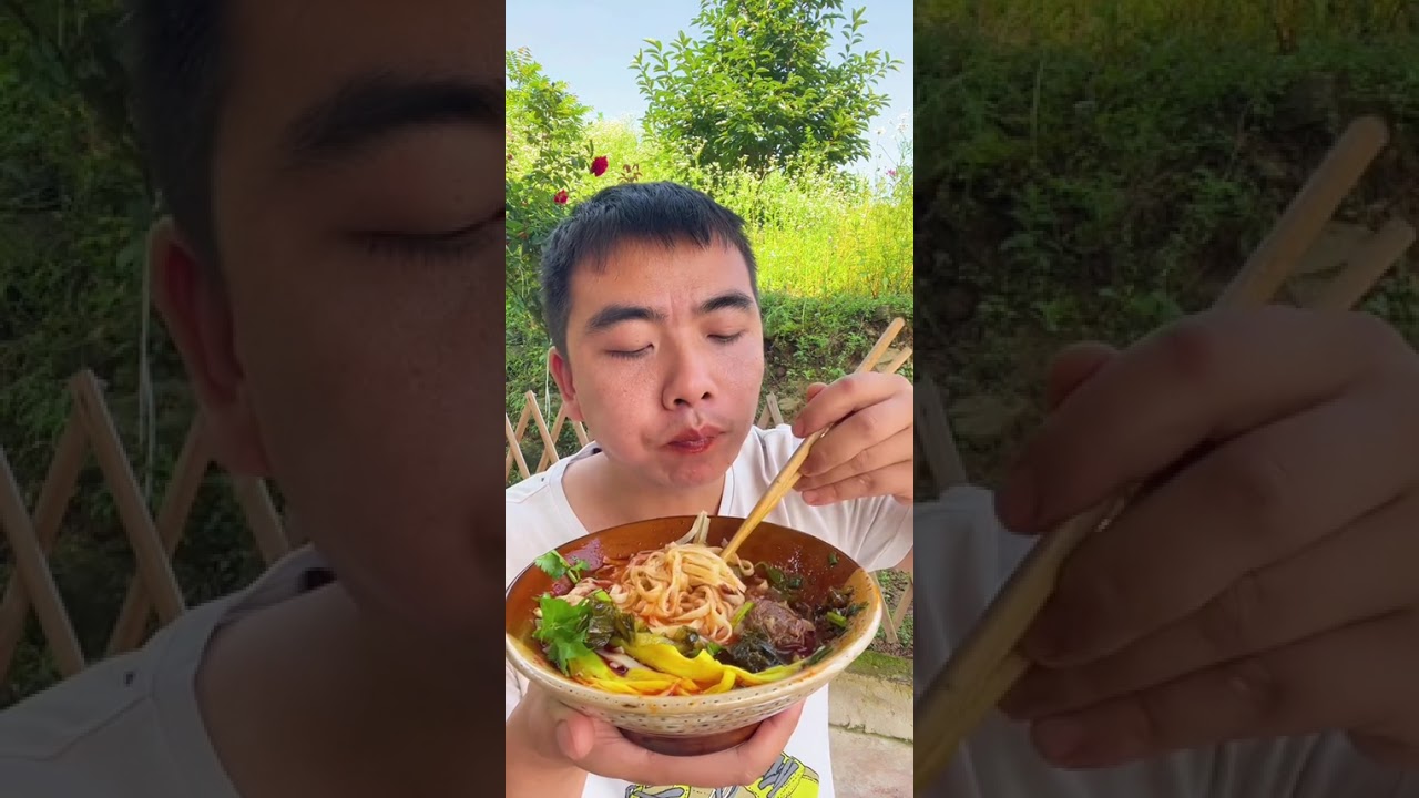 兄弟姐妹们 吃饭了哦 今天吃酸菜牛肉面 简简单单又是一餐#抖音美食推荐官 #农村美食 #普通的饭菜都是家的味道 @DOU+小助手