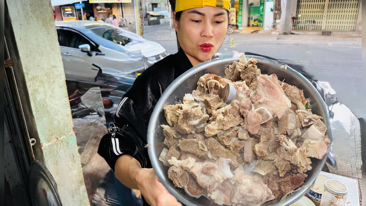CHỦ QUÁN KHÓ CHỊU RA MẶT NHƯNG KHI CHỨNG KIẾN NGA SUMO ĂN HẾT TÔ PHỞ THÌ VỪA VUI VỪA KHÔNG THỂ TIN 