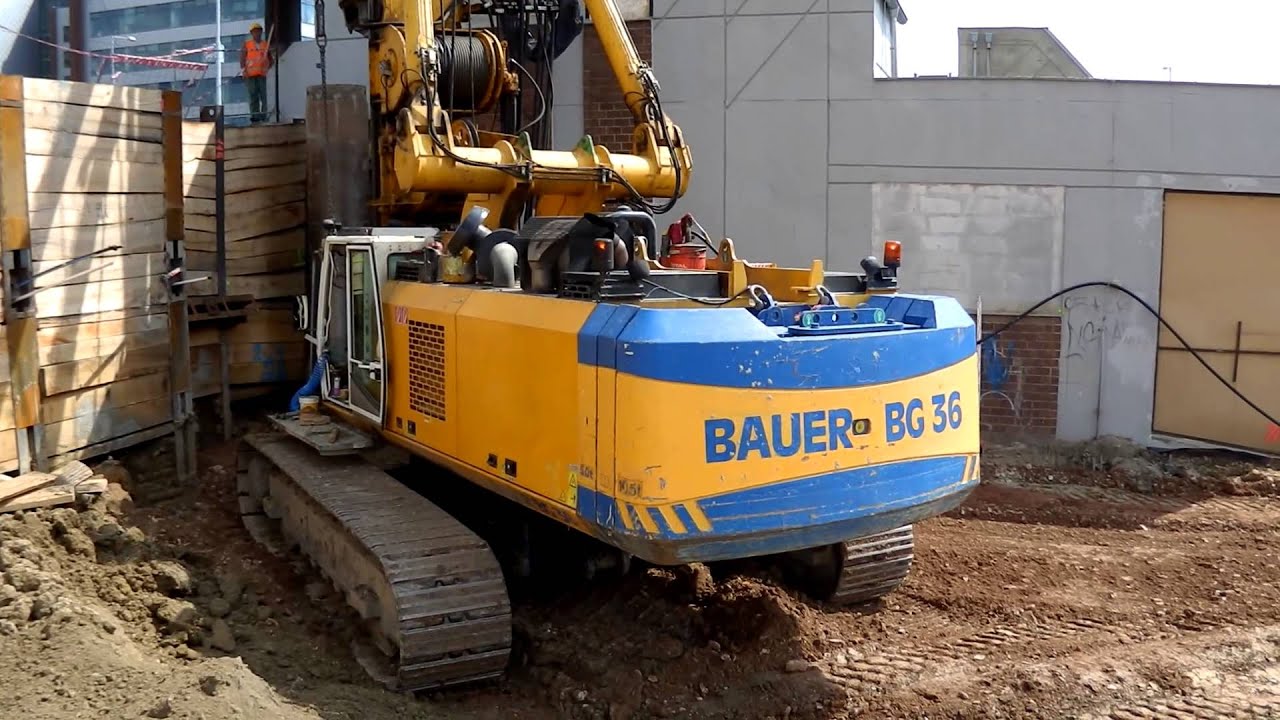 Bauer BG36 vrtá v rohu