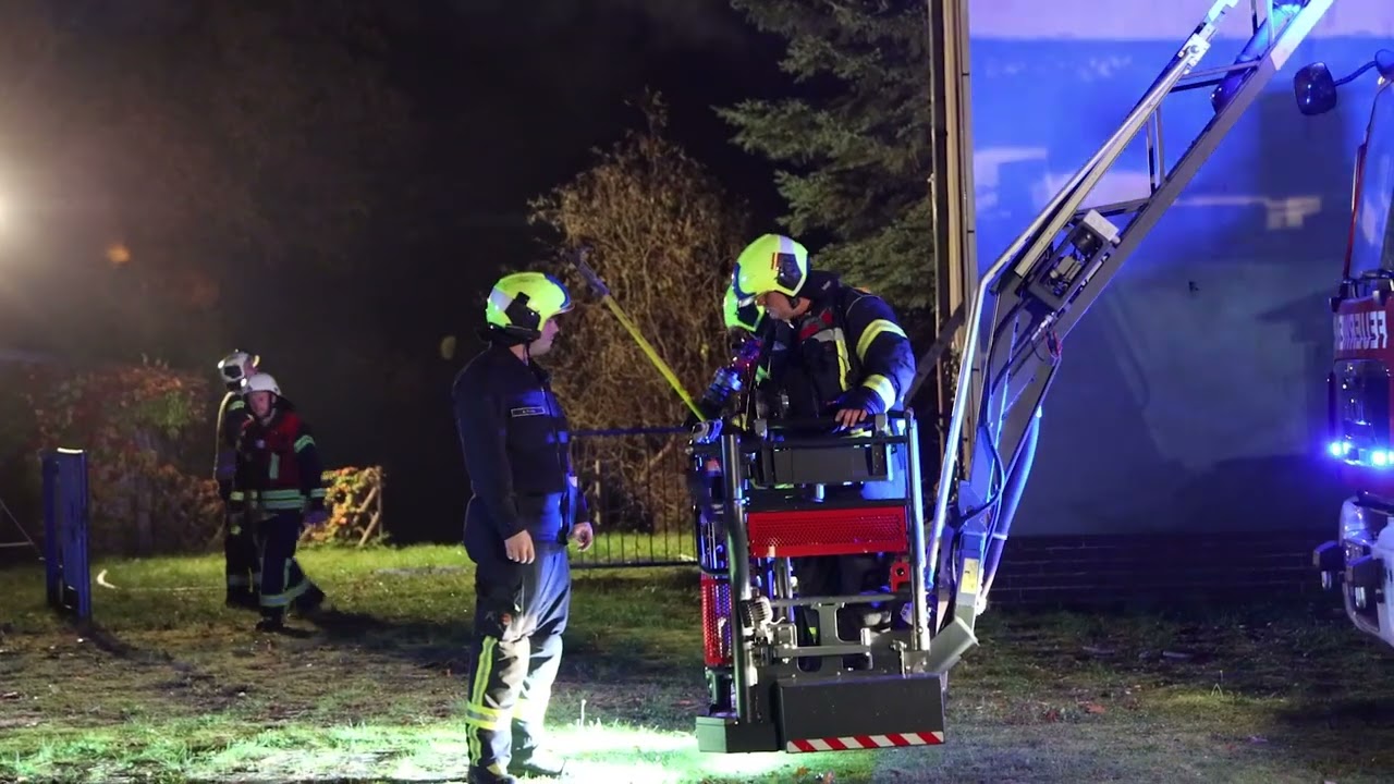 Großbrand in ehemaliger Schule in Friedrichshain – Dachstuhl in Flammen