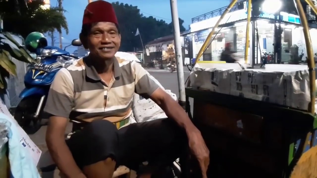 KERAK TELOR LANGKA !!! BABEH MARJUKI JUALANNYA SEJAK TAHUN 1982 - INDONESIAN EGG CRUST STREET FOOD