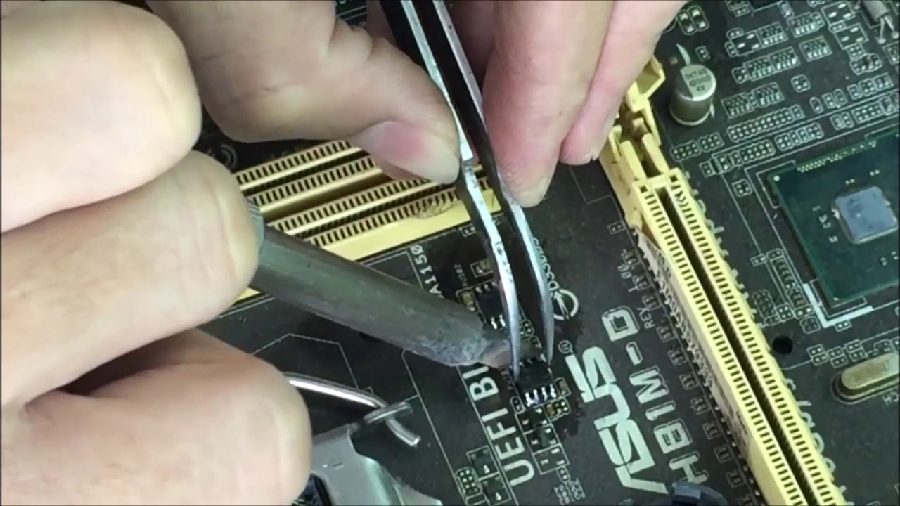 Hàn khò linh kiện điện tử trên mainboard.