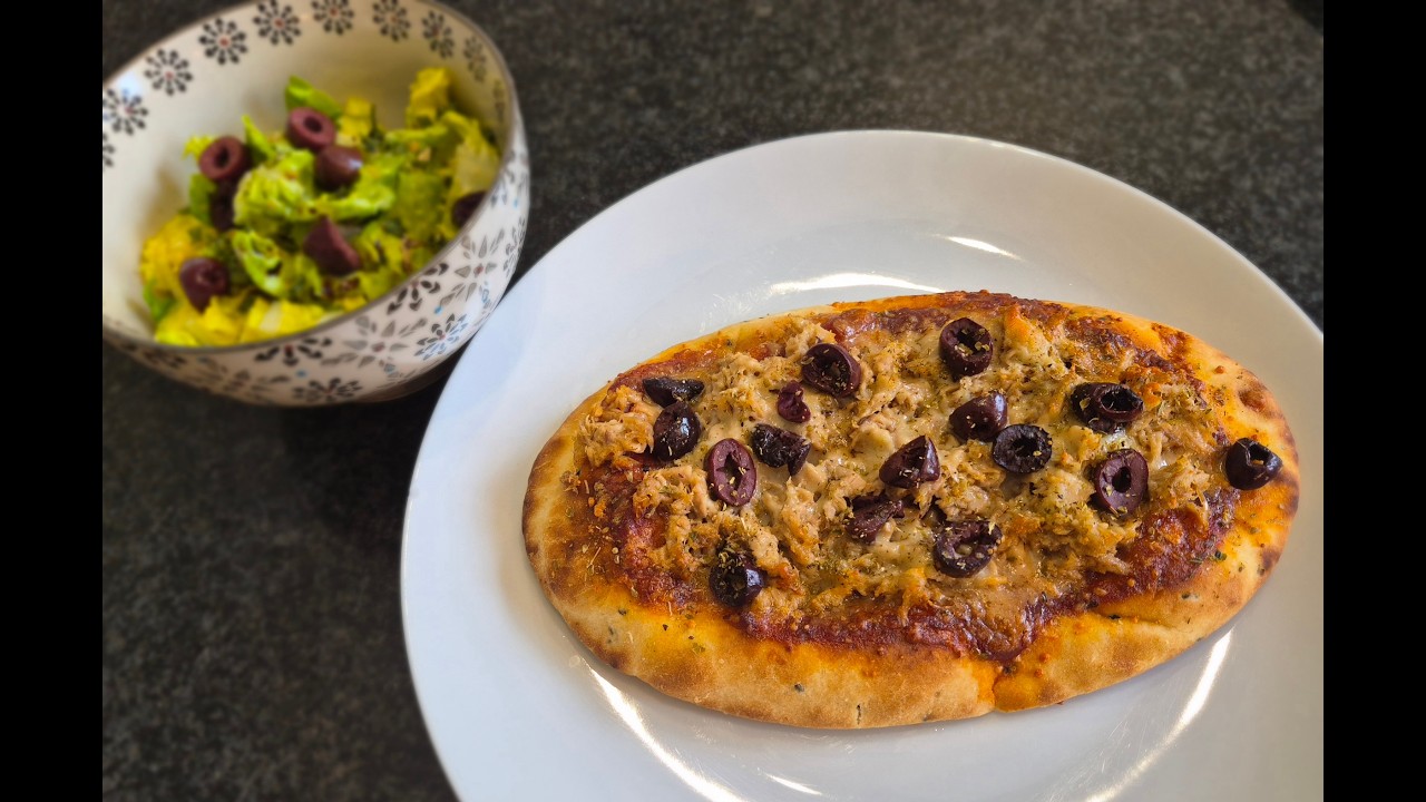 Recette de pizza Naan au thon et aux olives