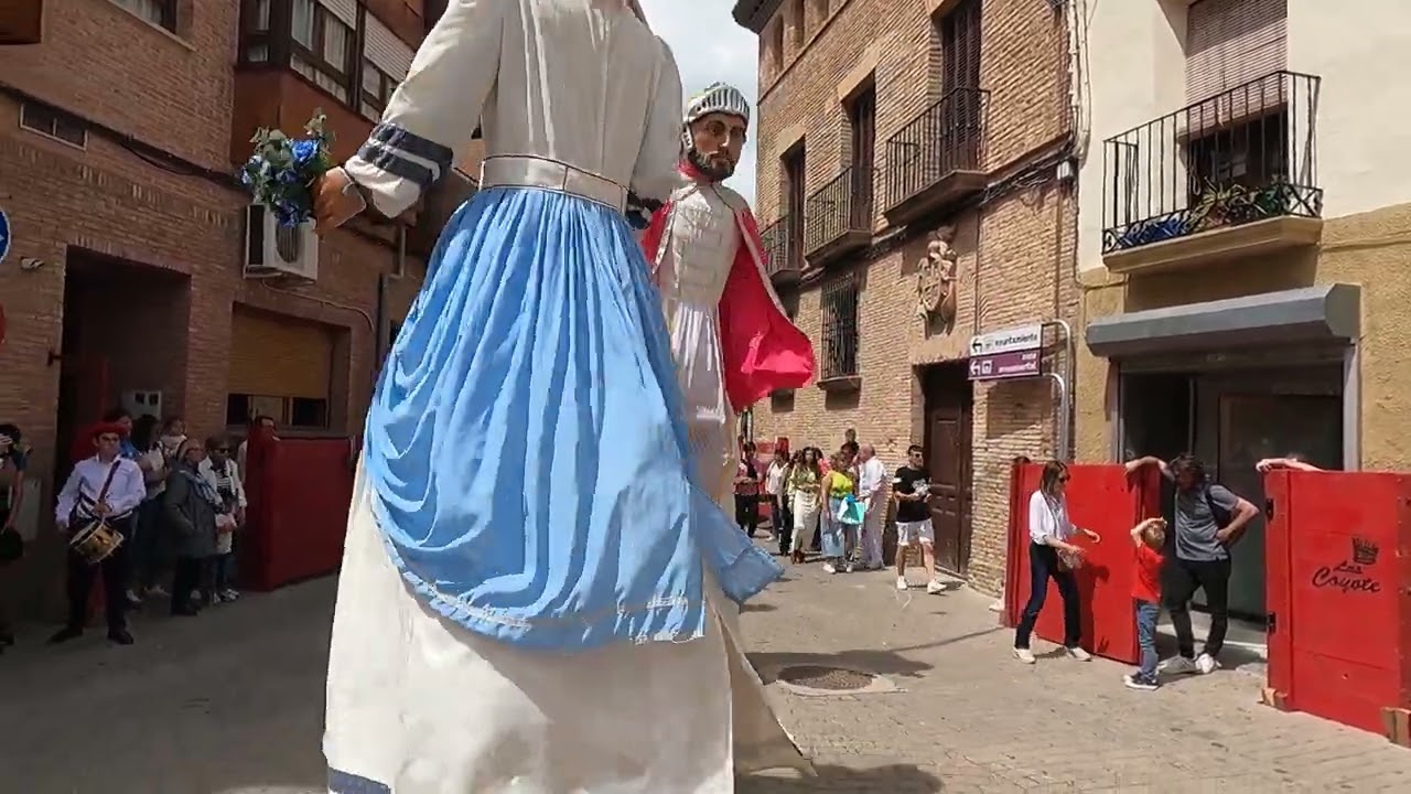 Baile en plaza Chica. Comparsa gigantes Villafranca. Juventud 2023