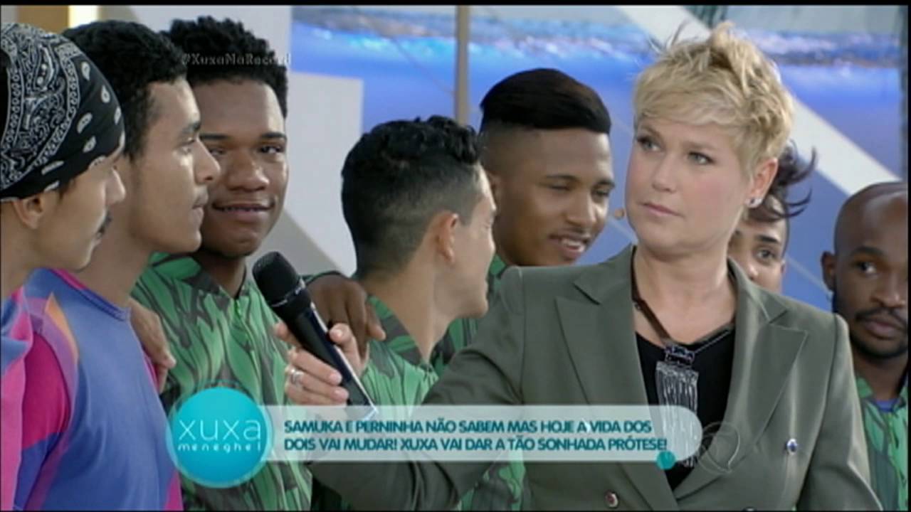 Emoção! Perninha e Samuka ganham próteses de Xuxa