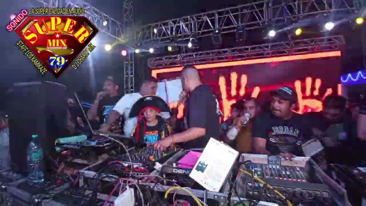 SONIDO PIRATA y amigos en escenario en san Juan tianguismanalco