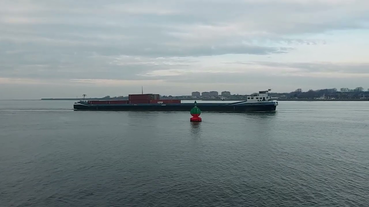 Vaart UNIQUESHIP (110 meter) nou achteruit (of niet) de Nieuwe Waterweg op? 21-12-2025