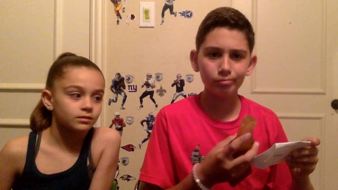 GIANT GUMMY COLA BOTTLE REVIEW! (Vat19 Gummy Candy Review)