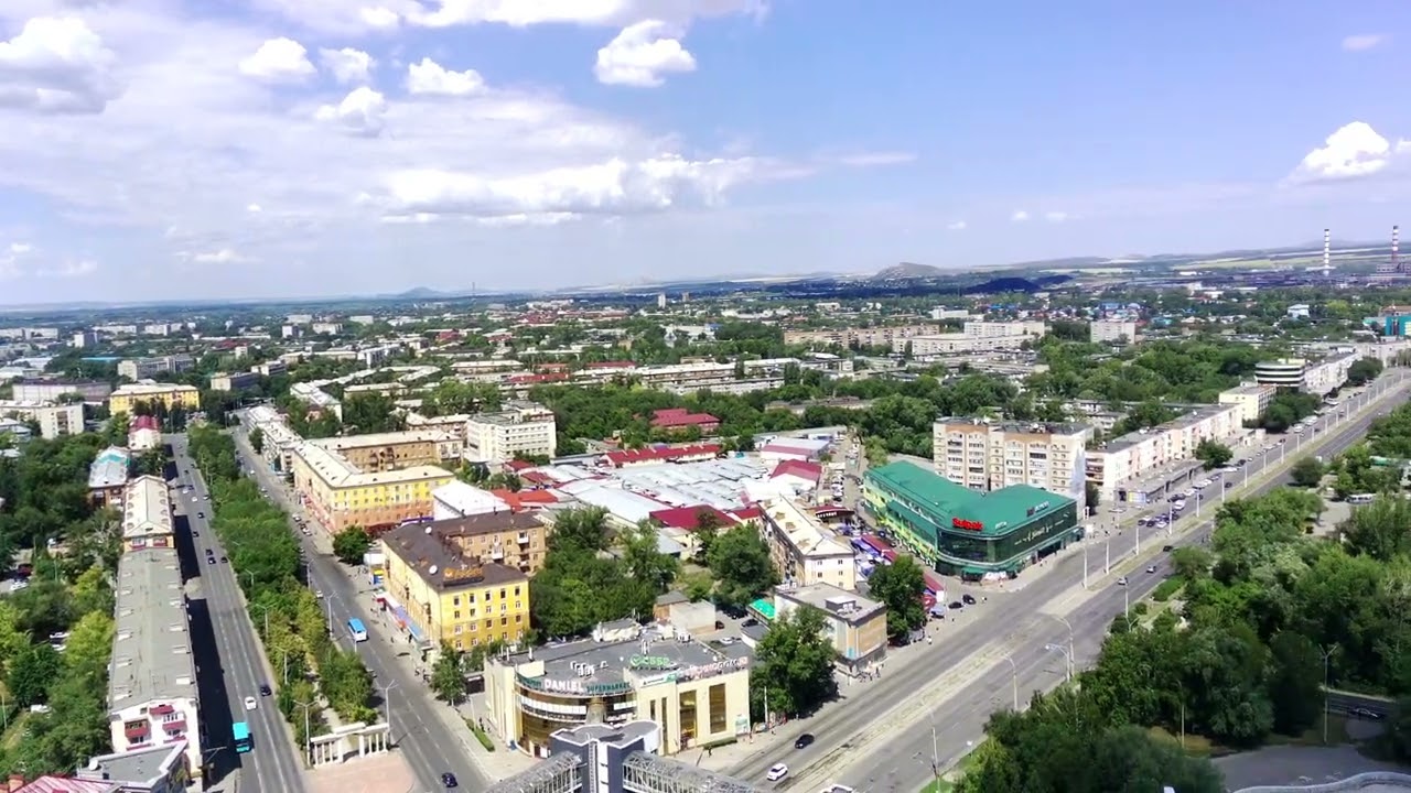 Полёт над Ульбой, рекой которая разделяет два района Усть-Каменогорска