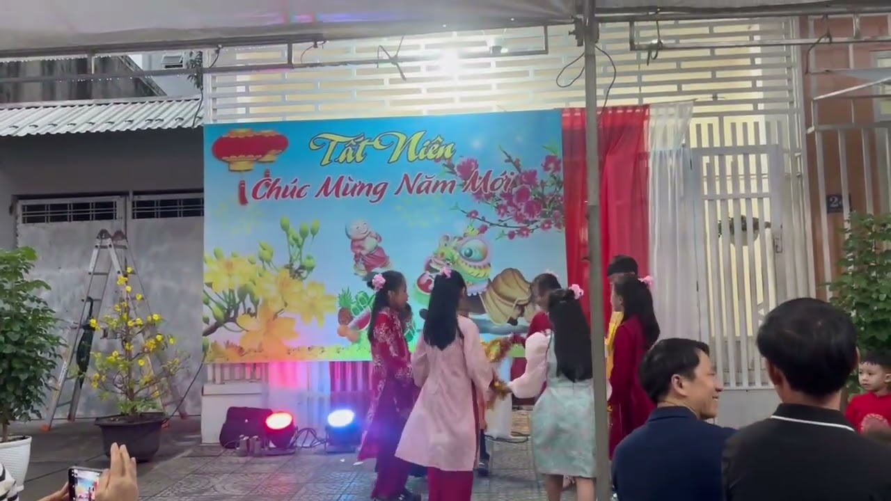 Tập văn nghệ các cháu Hòa Minh 7