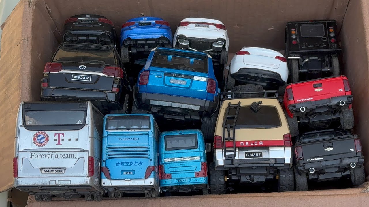 Vamos a elegir coches a escala diecast negros: Mercedes, Toyota,Bus model,Chevrolet,Tesla,Mitsubishi