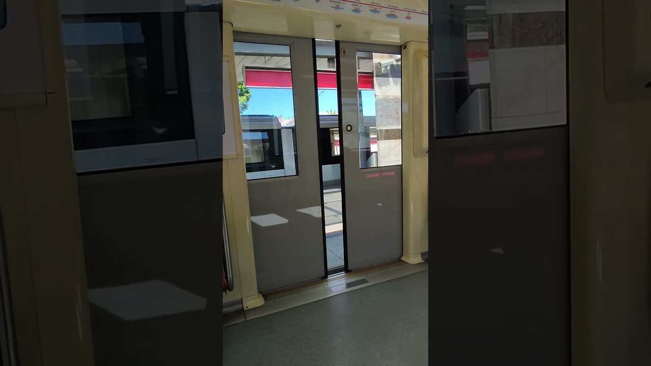 M2-es metr&oacute; Alstom ajt&oacute;z&aacute;r&aacute;s