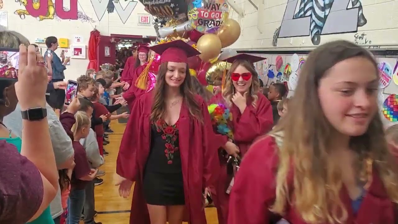 Kindergarteners celebrate Davison seniors with high-fives ahead of graduation