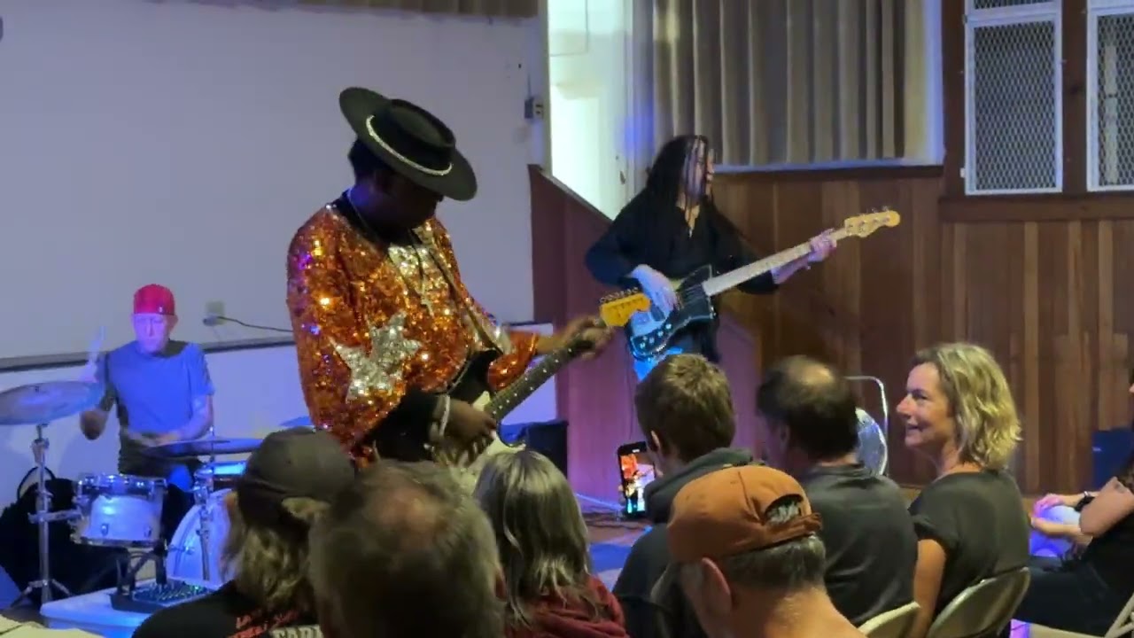 The Carvin Jones Band - LaGrange / Johnny B Goode